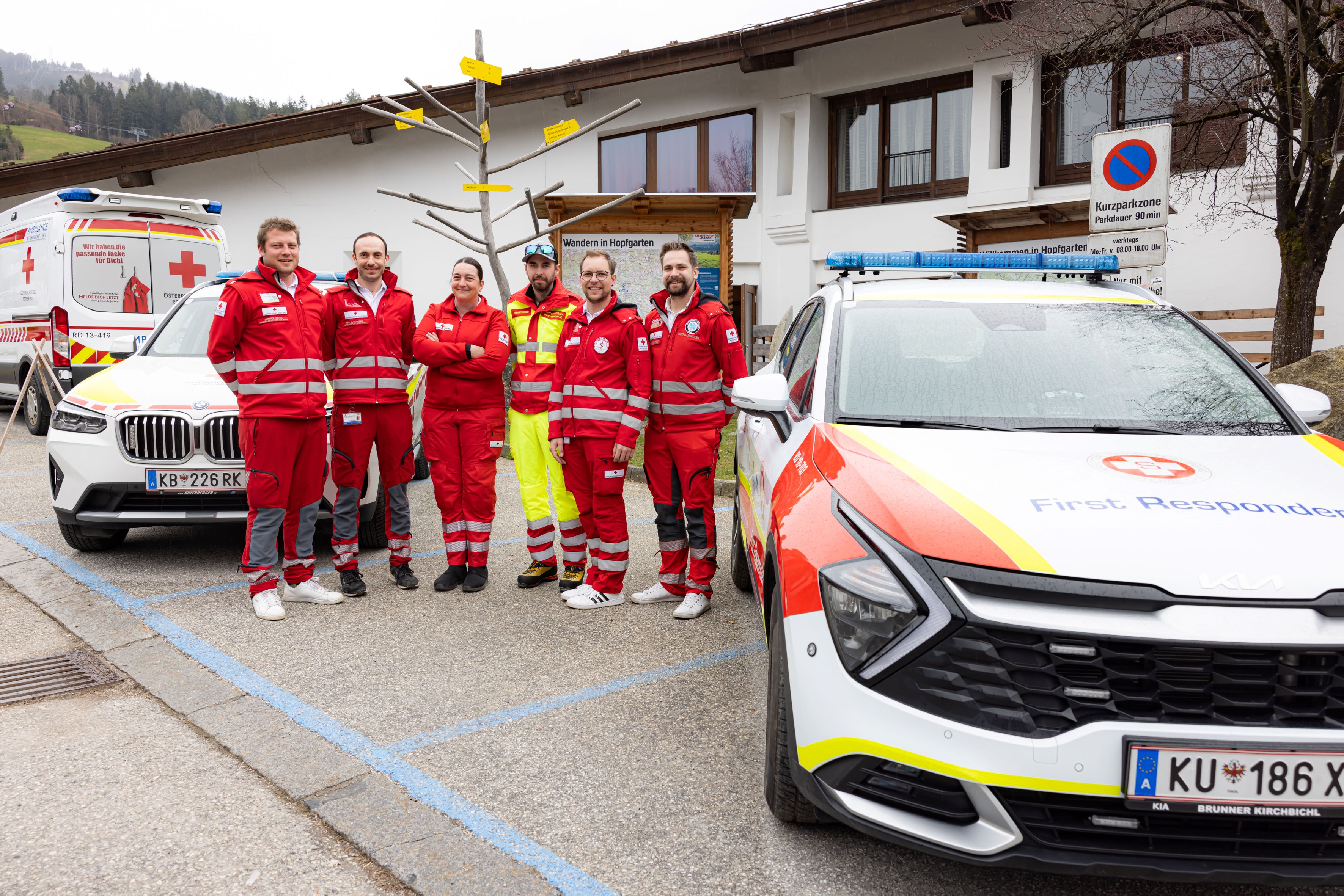 Das Rote Kreuz Brixental und der First Responder Wildschönau präsentieren ihre Fahrzeuge.